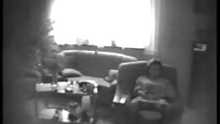 Blijeda prsata i zgodna brineta Kim prstima picka svoju macu i siše kurac