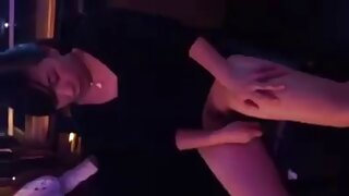 Jaka japanska porno drolja stavlja svoje jebene rupice izbliza i stavlja svoje tange na stranu. Zatim svoju trešnju obraduje malim vibratorom.