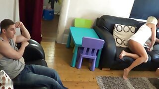 Dvije žedne lezbijke imat će sparan seks u salonu za masažu