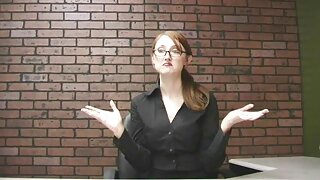 Ukusna smeđokosa riba Allison Banks uglađuje svoj kostim iznutra