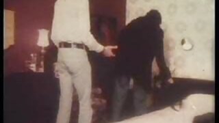 Igra Twister pretvara se u lizanje maca sa droljavom Avril Hall
