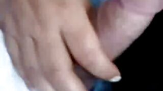 Analno lupanje dvije vijugave kurve na velikoj bijeloj sofi