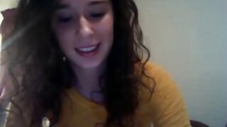 Tetovirani ladyboy Chelsea Marie pojeba svoju navrnutu koleginicu pravo na stolu