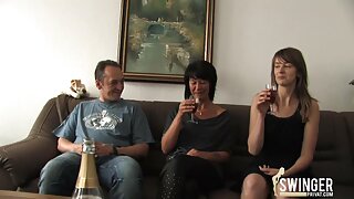 Blijeda kinky brineta puhala ludo jaše debeli i dugi crni kurac