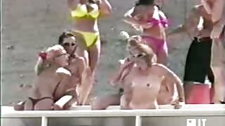 Napaljena kurva Gina Gerson jebe svoj uski anus svojom seks igračkom