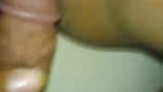 Ukusna prsata mama Sara Jay siše i jaše džinovski crni kurac