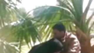 Crnokosa prljava seksualna lutka živi u teškom gangbangu na web kameri