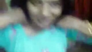 Nestašna zgodna se skida i jebe svoju magičnu macu raširivši noge širom otvorene