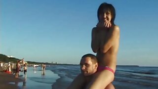 Hipnotizirajuća plavuša Jessie Volt u njenom striptiz nastupu