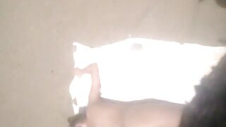 Koristeći dildo, dvije drolje Tracy Lain Liz postižu orgazam u trenu