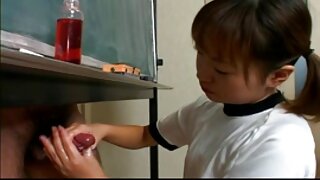 Bučna japanska nimfokinja sa prekrasnim sisama i seksi lijepim licem ima snažnu želju da bude hranjena spermom. Ova ljupka beba daje sve od sebe dok sisa dva dlakava penis odjednom.