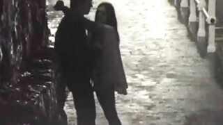 Razmetljiva plavuša kurva jebana je u guzicu u provokativnoj orgiji