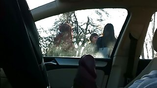 Seksi mlade babe Bambi i Brandy Smile prstiju jedna drugoj