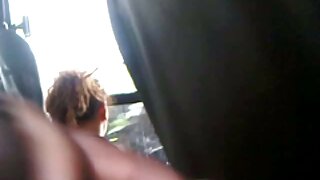 Čokoladne drage naizmjence sišu kurac jednog sretnika
